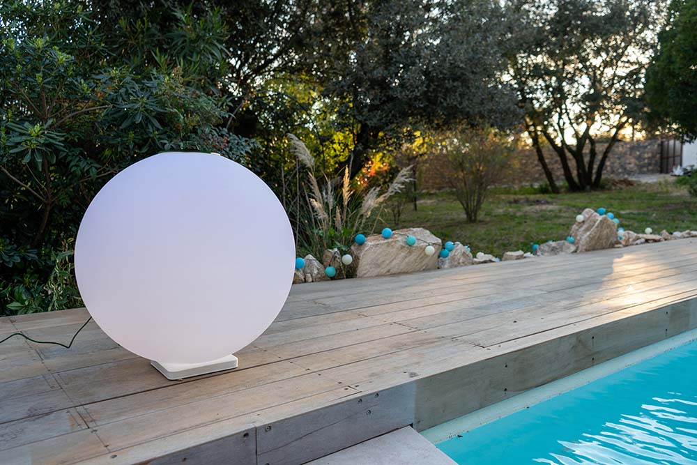 Sphère Solaire/secteur : inspirations pour décorer votre extérieur